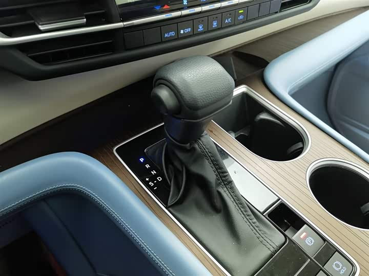 Фото 13 - Toyota Sienna