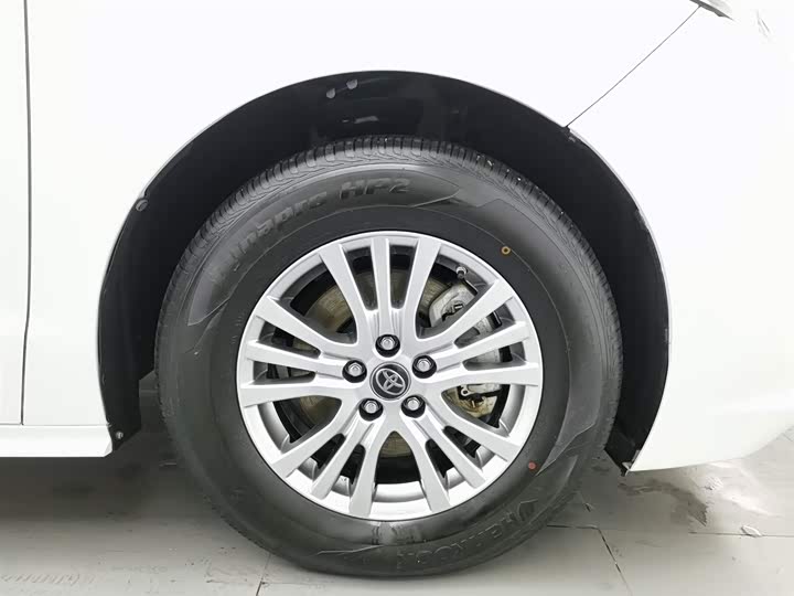 Фото 17 - Toyota Sienna