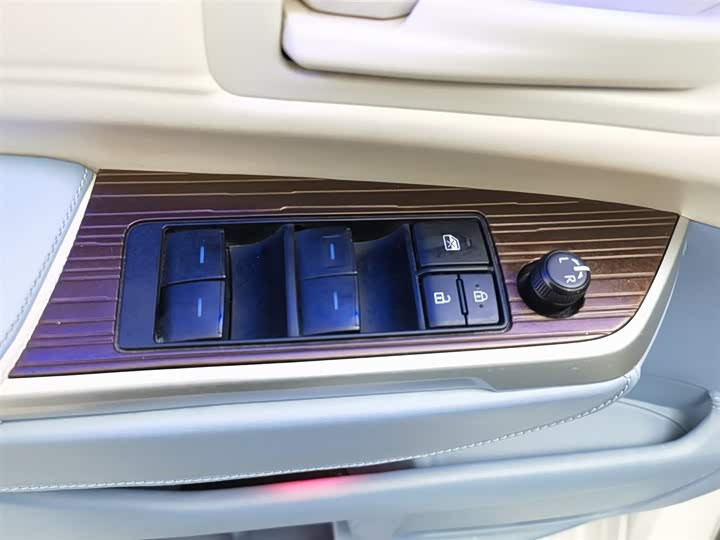 Фото 9 - Toyota Sienna