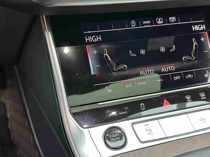 Фото 13 - Audi A6L