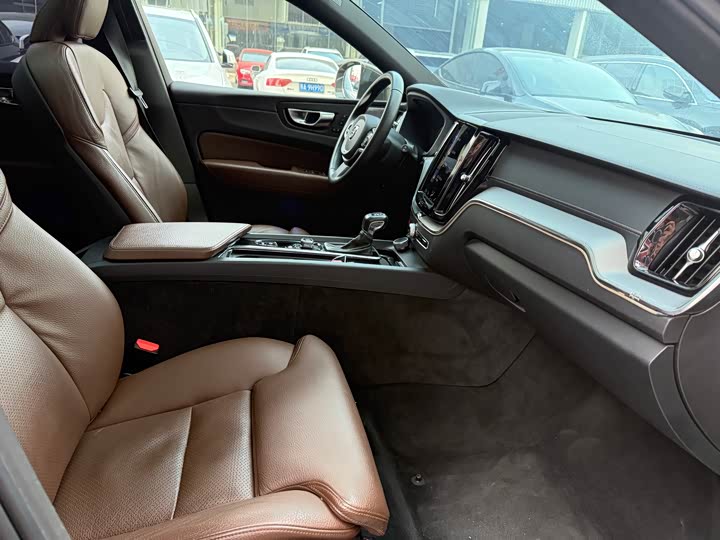 Фото 14 - Volvo XC60