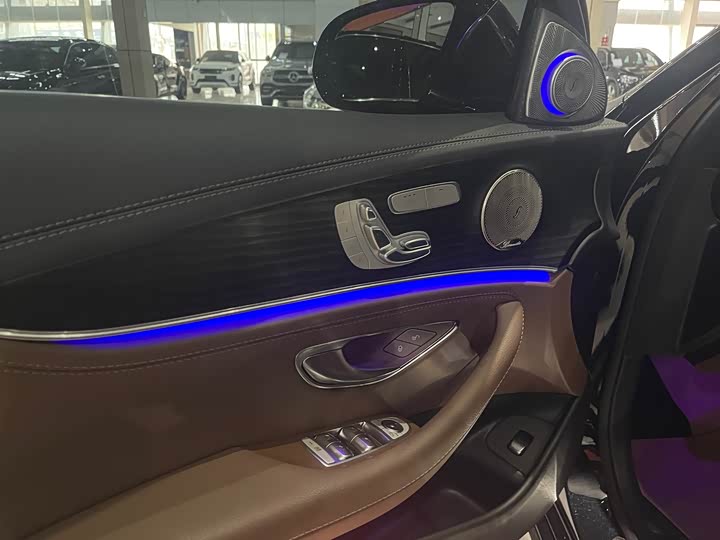 Фото 10 - Mercedes-Benz E-Class