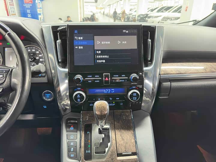 Фото 14 - Toyota Vellfire