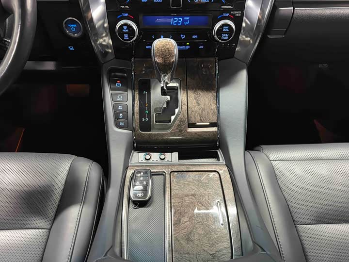 Фото 15 - Toyota Vellfire