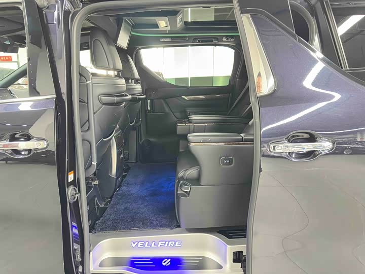 Фото 18 - Toyota Vellfire