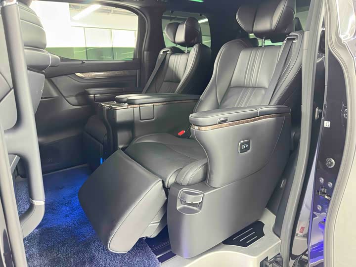 Фото 19 - Toyota Vellfire