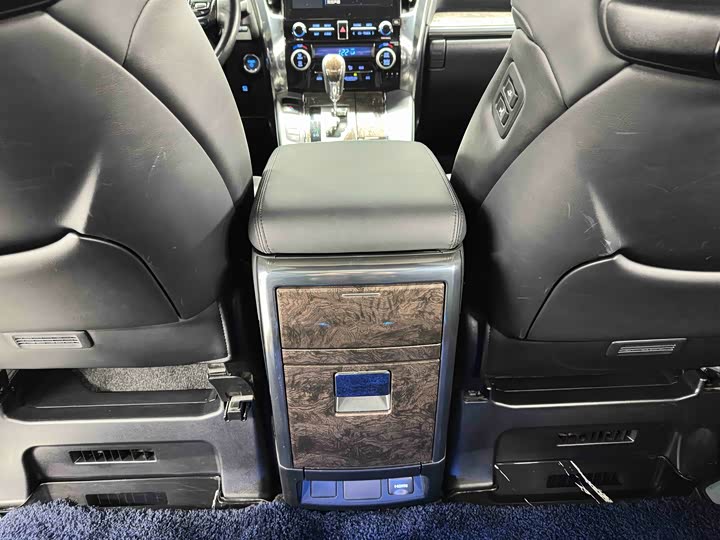 Фото 22 - Toyota Vellfire