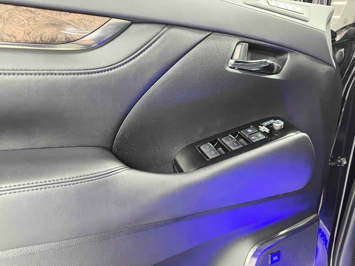 Фото 7 - Toyota Vellfire