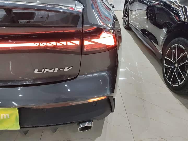 Фото 8 - Changan UNI-V