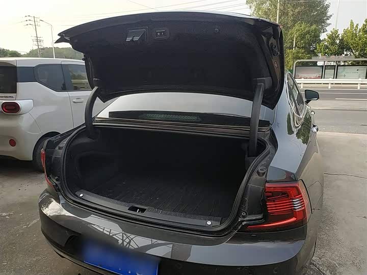 Фото 9 - Volvo S90