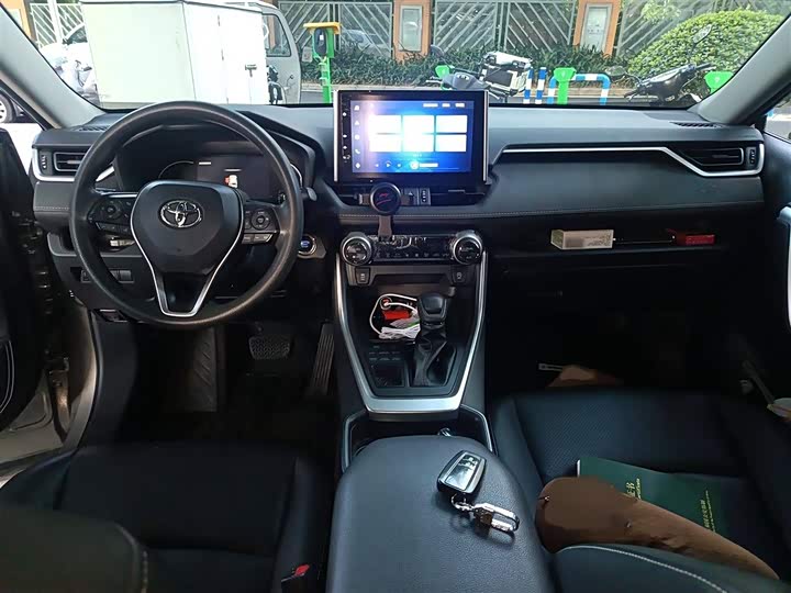 Фото 13 - Toyota RAV4