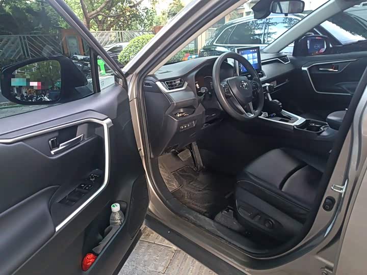 Фото 14 - Toyota RAV4