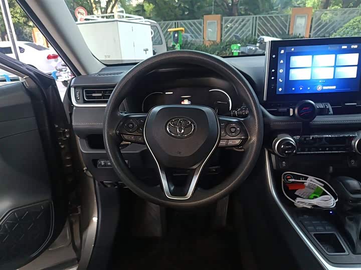 Фото 3 - Toyota RAV4