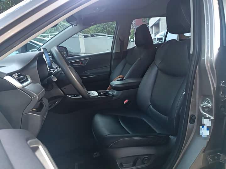 Фото 8 - Toyota RAV4