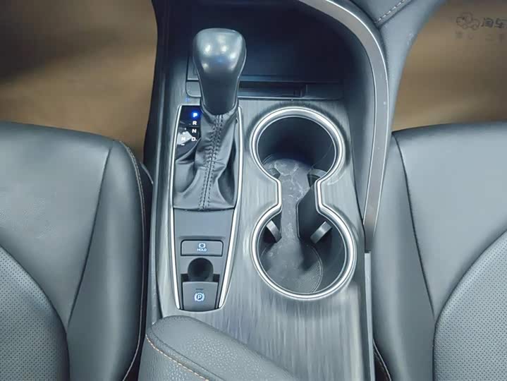 Фото 16 - Toyota Camry