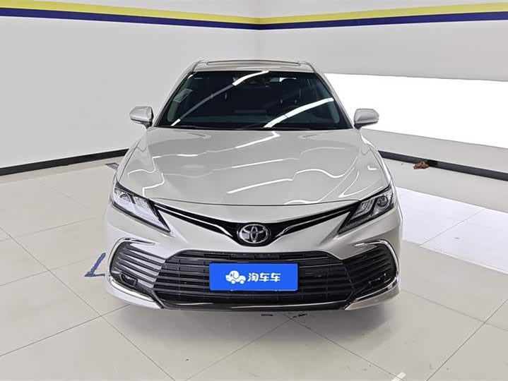 Фото 2 - Toyota Camry