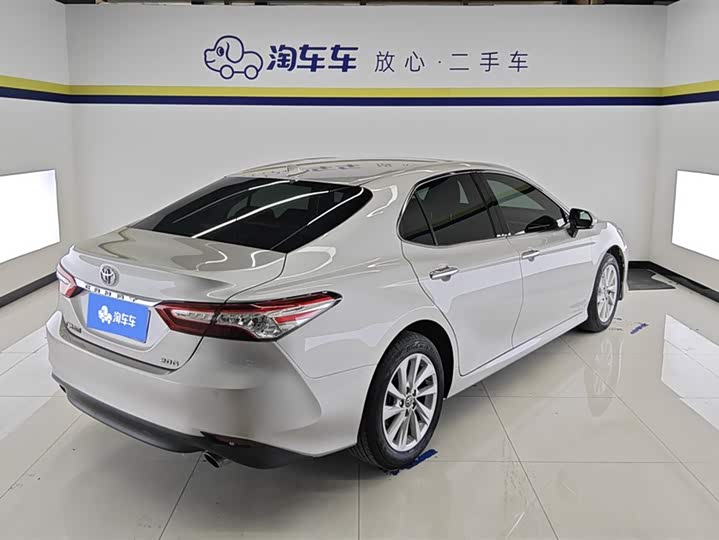 Фото 3 - Toyota Camry