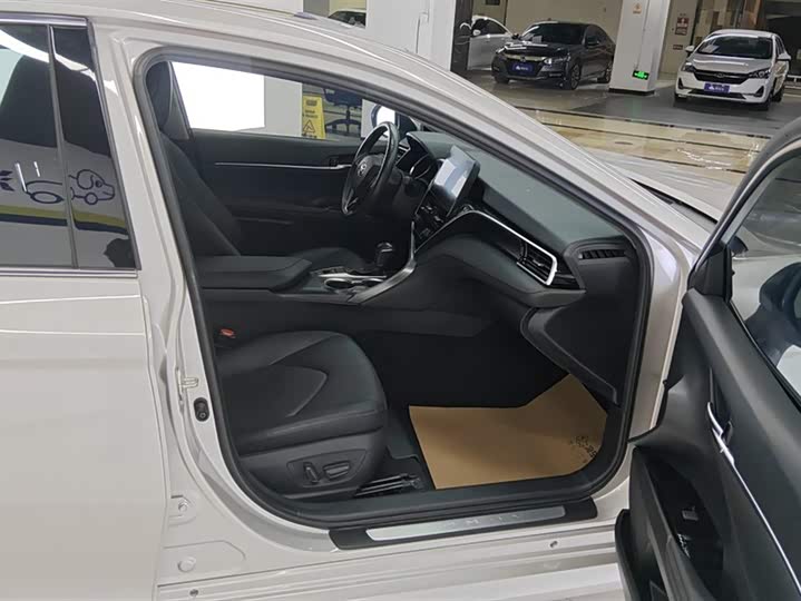 Фото 8 - Toyota Camry