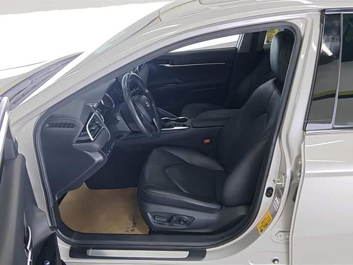 Фото 9 - Toyota Camry