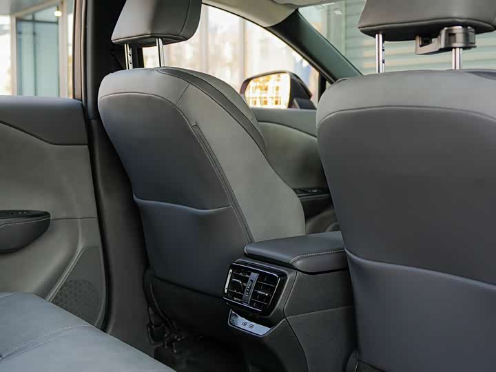 Фото 12 - Lexus RZ