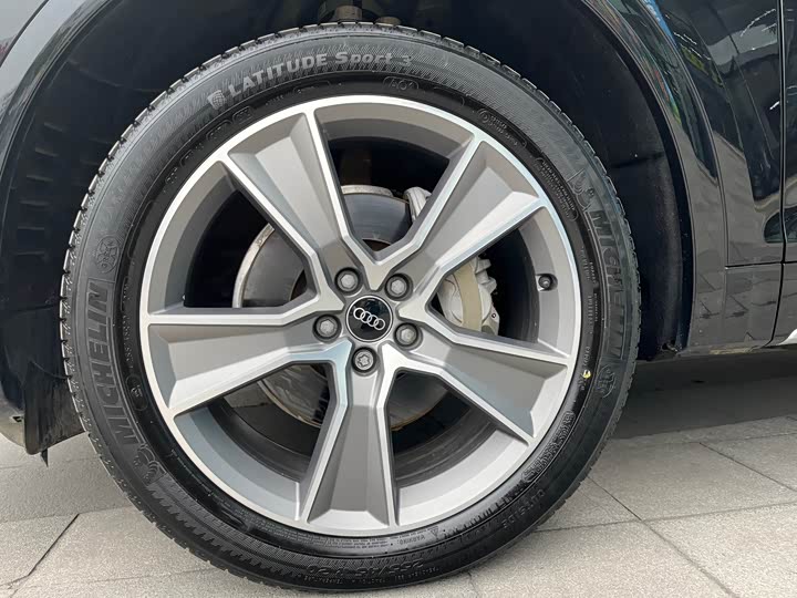 Фото 18 - Audi Q5L