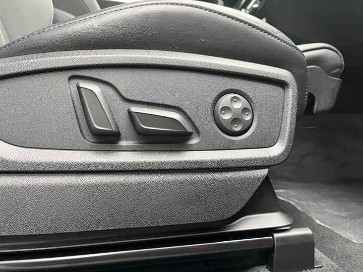 Фото 26 - Audi Q5L