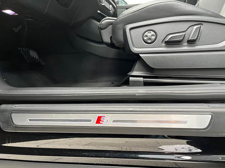 Фото 28 - Audi Q5L