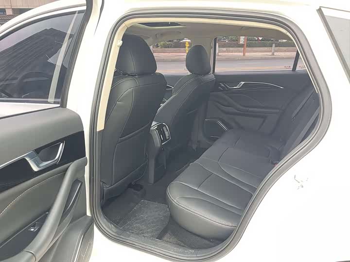 Фото 12 - Bestune B70