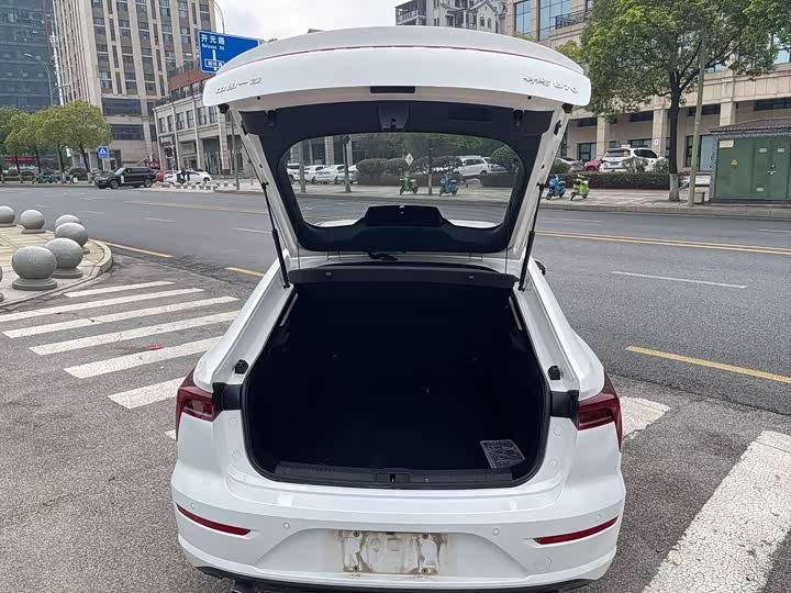 Фото 18 - Bestune B70