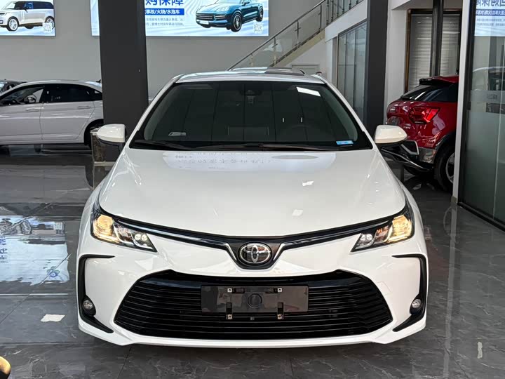 Фото 2 - Toyota Corolla