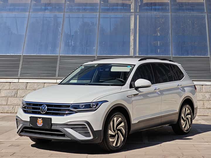 Фото 1 - Volkswagen Tiguan L Pro