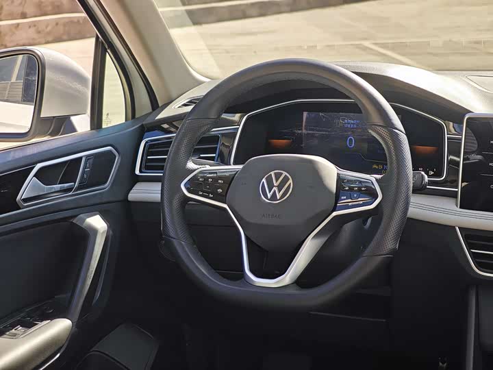 Фото 9 - Volkswagen Tiguan L Pro