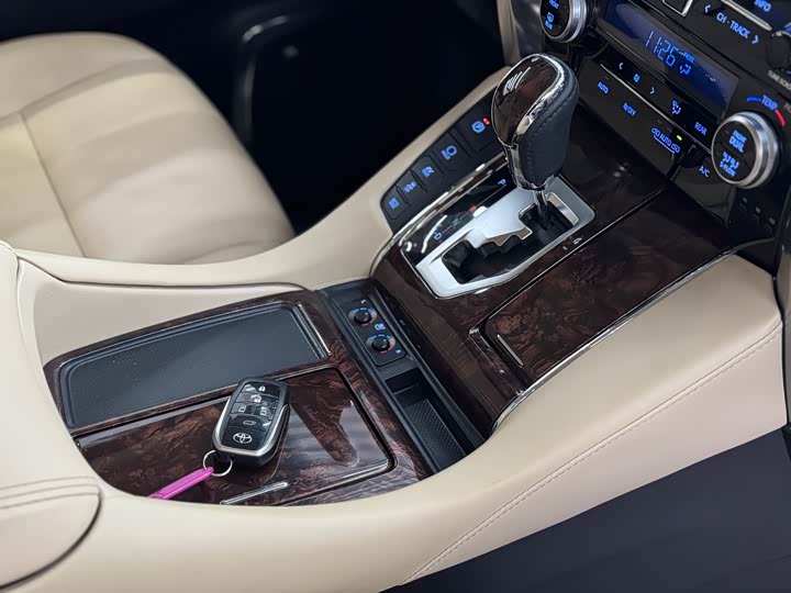 Фото 10 - Toyota Alphard