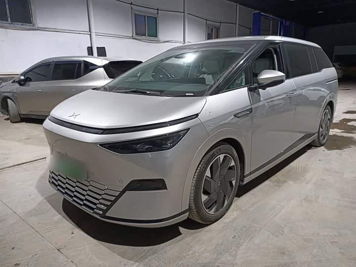 Фото 1 - XPeng X9