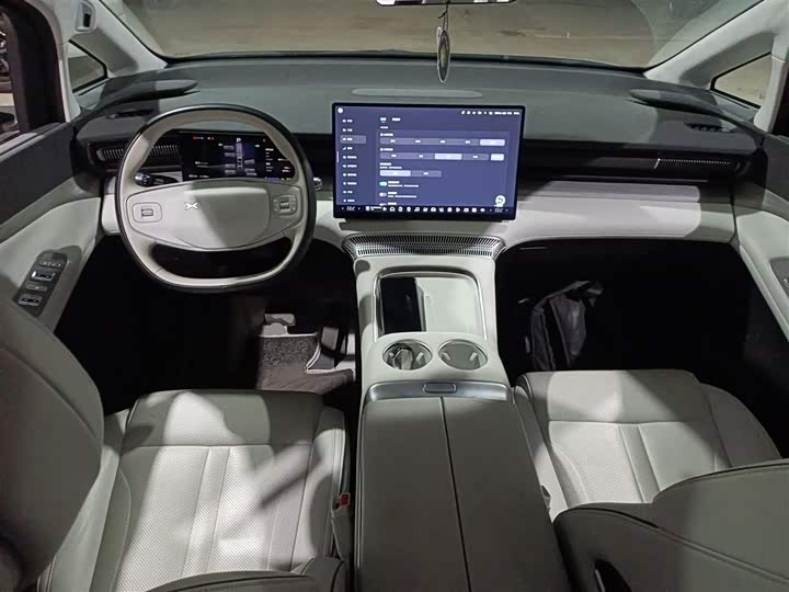 Фото 10 - XPeng X9