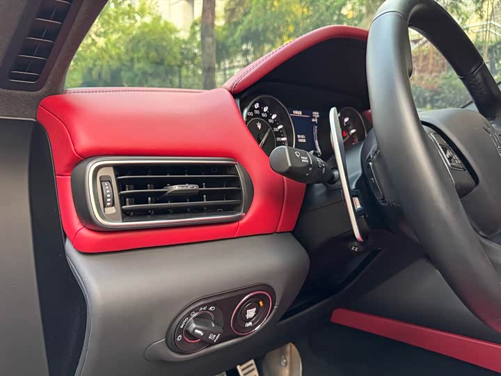 Фото 10 - Maserati Levante