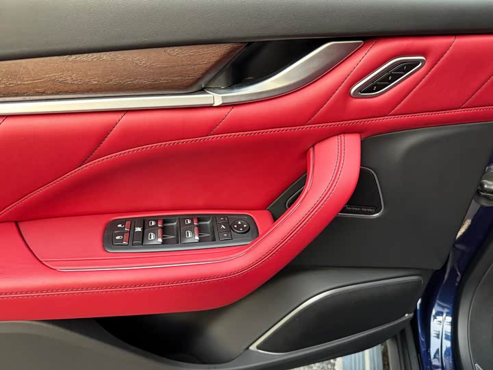 Фото 8 - Maserati Levante