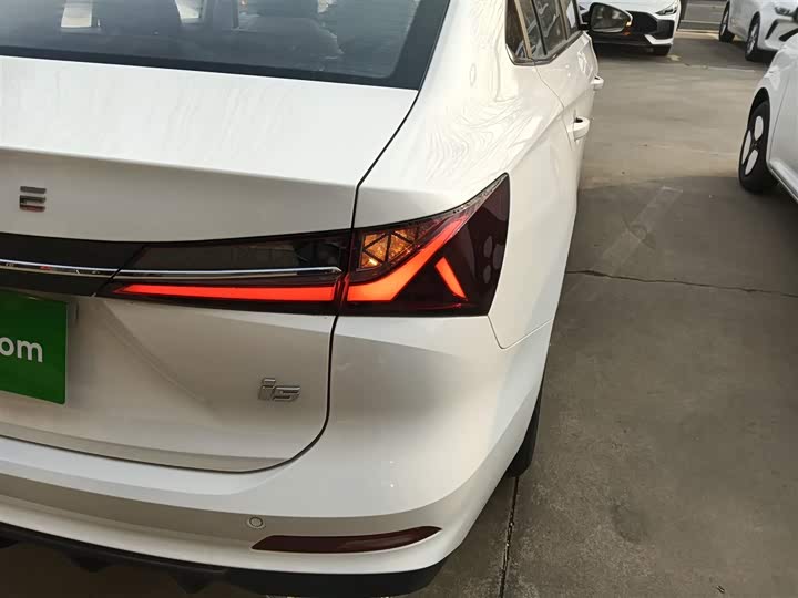 Фото 8 - Roewe i5