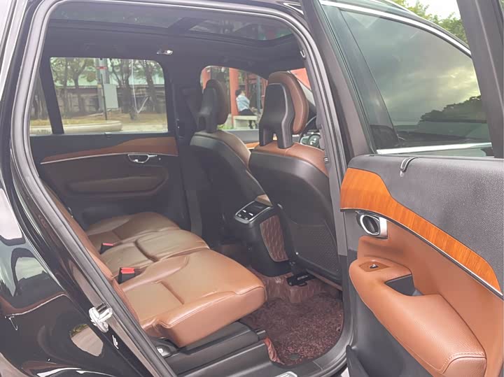 Фото 21 - Volvo XC90