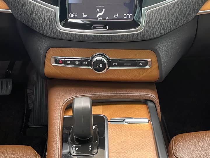 Фото 25 - Volvo XC90