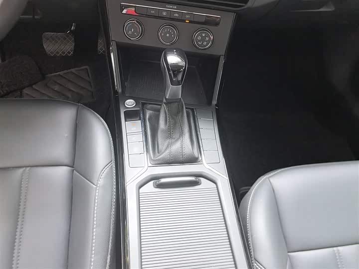 Фото 14 - Volkswagen Passat