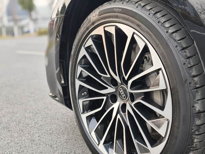 Фото 16 - Audi A7L