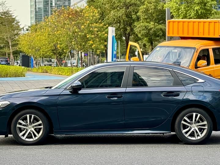 Фото 10 - Honda Civic