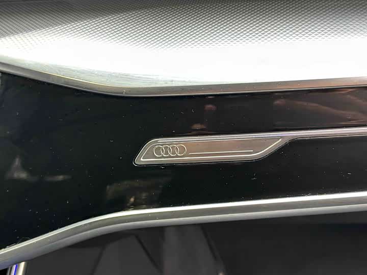 Фото 11 - Audi A6L