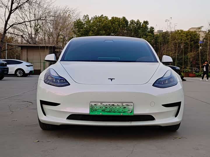 Фото 2 - Tesla Model 3