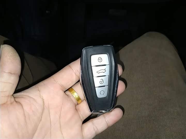 Фото 9 - Geely Monjaro