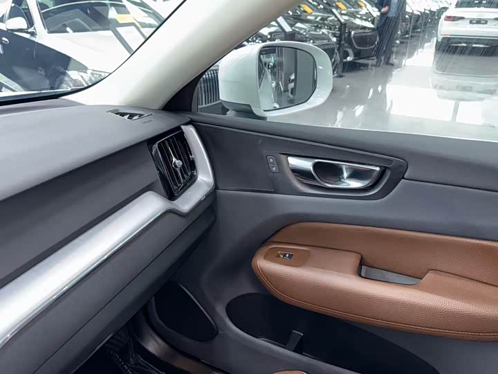 Фото 6 - Volvo XC60