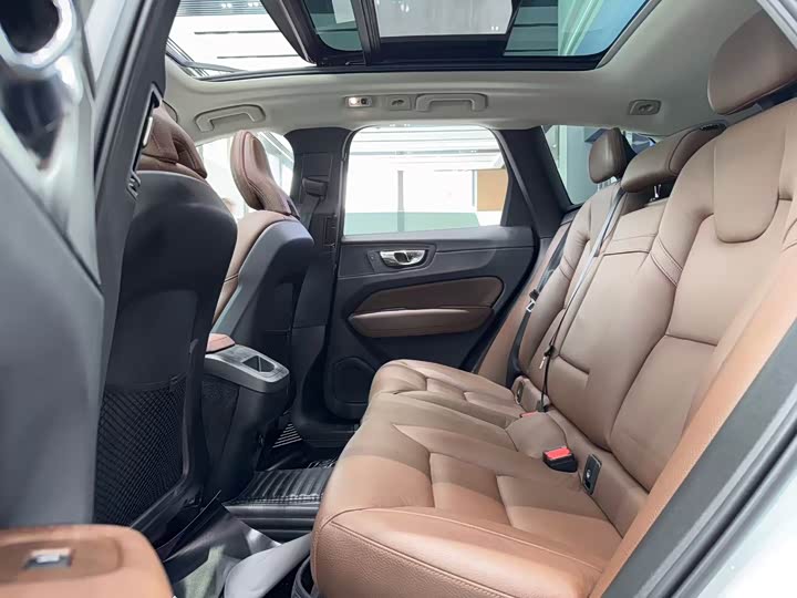 Фото 8 - Volvo XC60