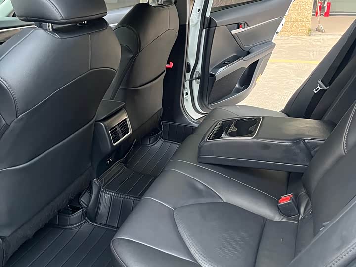 Фото 10 - Toyota Camry