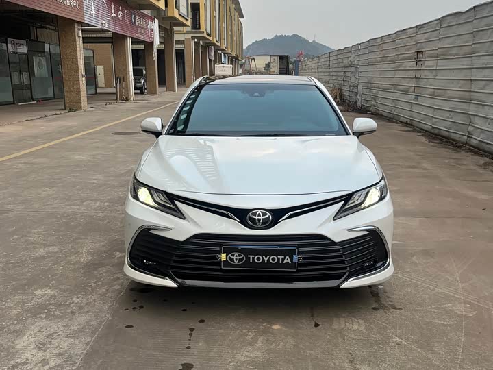 Фото 2 - Toyota Camry